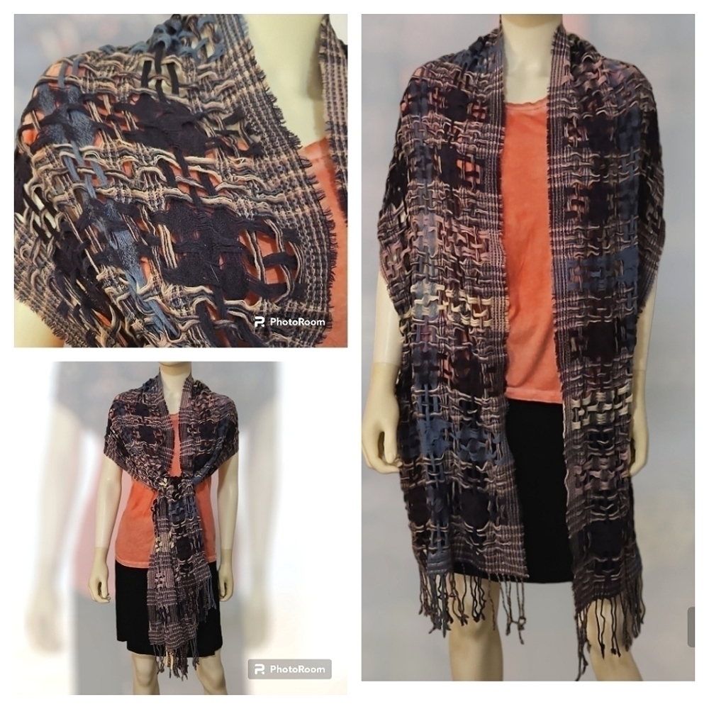 SUANTRAI of IRELAND Wool Woven Plaid Peekaboo Shawl Wrap